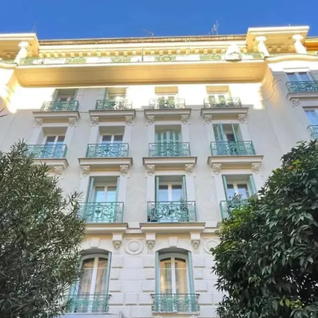 Les De Cedric Iconic Tram Gare Pour Personnes Calmes 홈스테이 니스