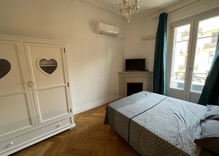 Les De Cedric Iconic Tram Gare Pour Personnes Calmes * ニース