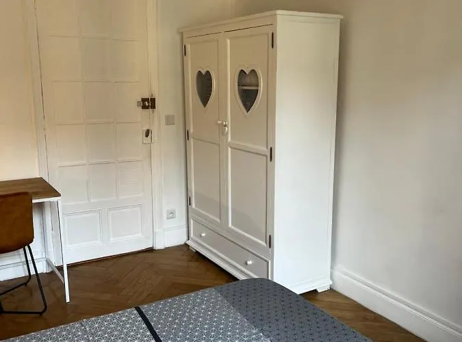 Les De Cedric Iconic Tram Gare Pour Personnes Calmes ホームステイ ニース