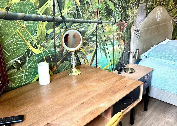 Les De Cedric Iconic Tram Gare Pour Personnes Calmes ホームステイ