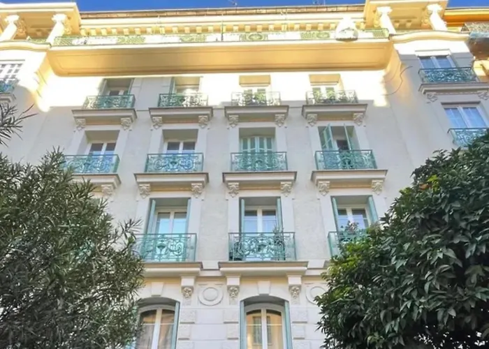 Les De Cedric Iconic Tram Gare Pour Personnes Calmes ホームステイ ニース