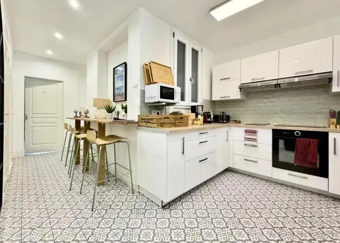 Les De Cedric Iconic Tram Gare Pour Personnes Calmes