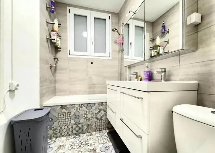 Les De Cedric Iconic Tram Gare Pour Personnes Calmes בית אירוח *